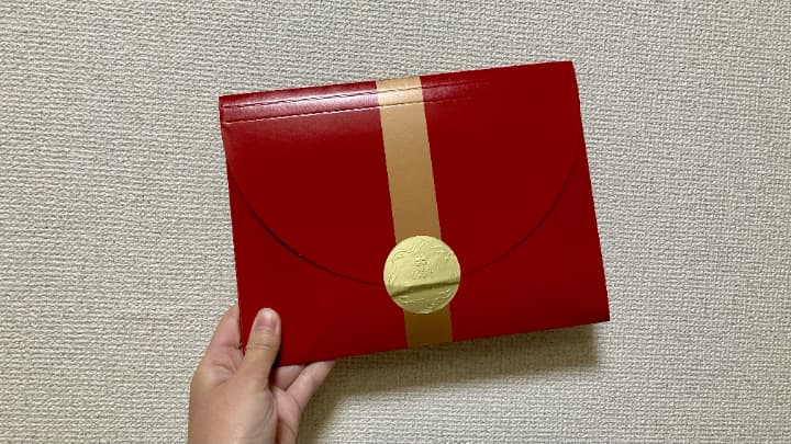 紙製の赤い包装にコールドのシールが貼ってあります。
